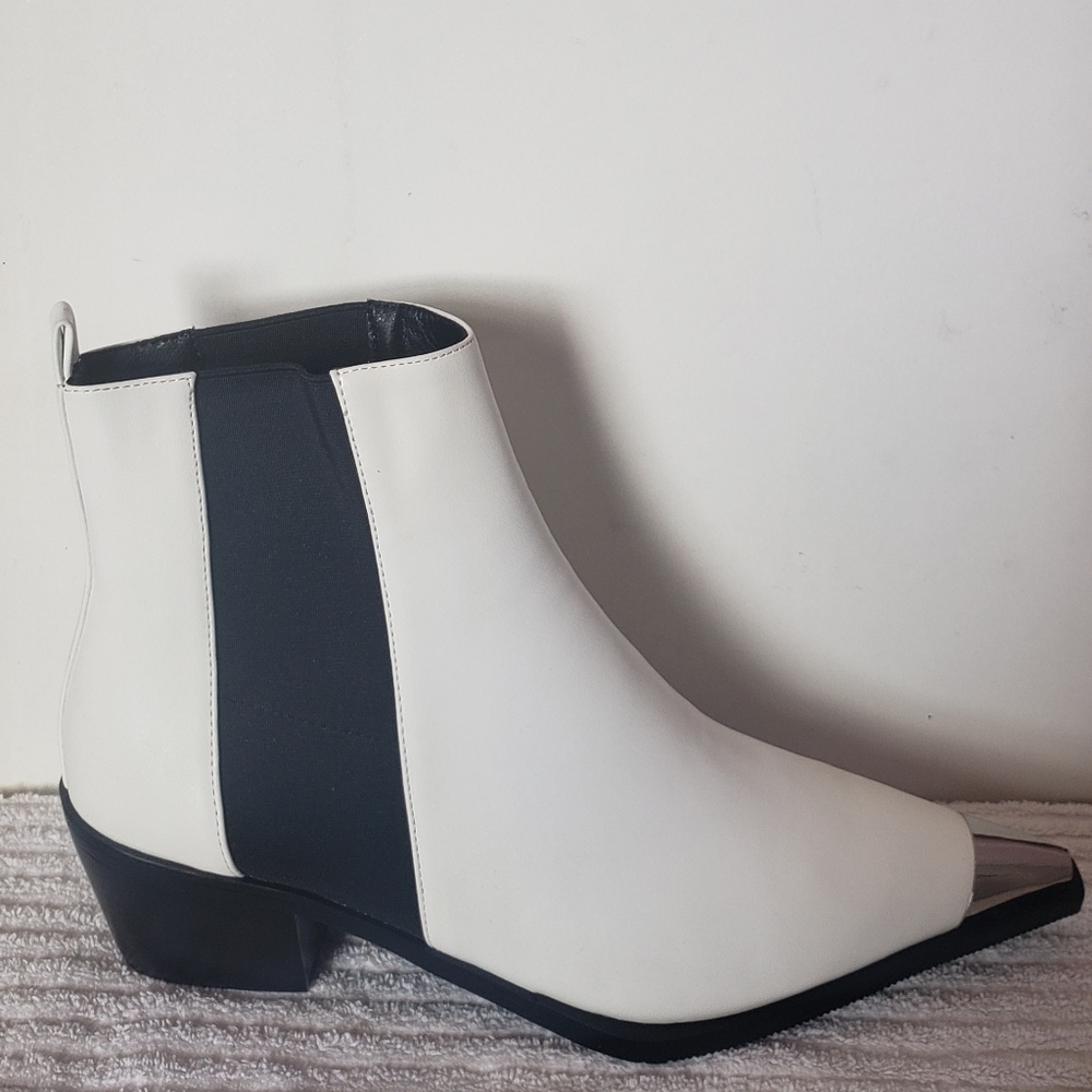 Women's Winter White and Black Boots - Picture 4 of 6